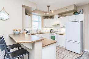 Sunset Waterfront Resort by DKRA