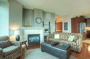 Sunset Waterfront Resort by DKRA