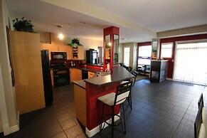 Sunset Waterfront Resort by DKRA