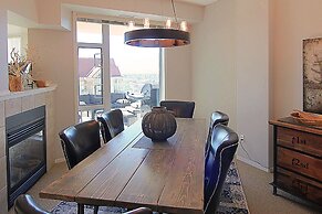 Sunset Waterfront Resort by DKRA