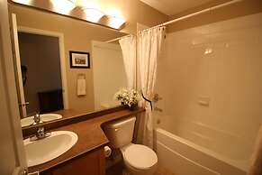 Sunset Waterfront Resort by DKRA