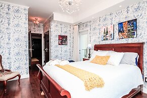 Sunset Waterfront Resort by DKRA