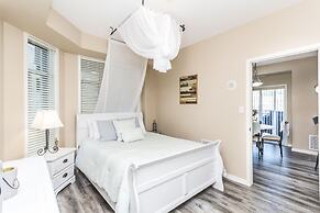 Sunset Waterfront Resort by DKRA