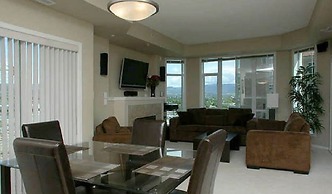 Sunset Waterfront Resort by DKRA