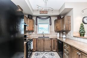 Sunset Waterfront Resort by DKRA