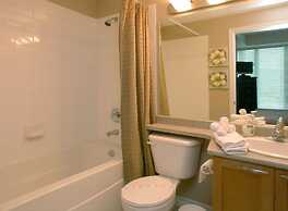 Sunset Waterfront Resort by DKRA