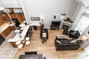 Sunset Waterfront Resort by DKRA