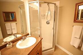 Sunset Waterfront Resort by DKRA