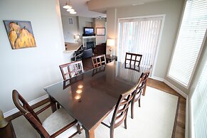 Sunset Waterfront Resort by DKRA