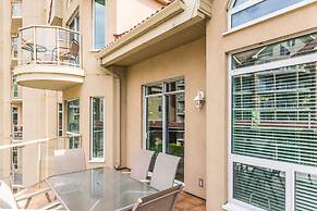 Sunset Waterfront Resort by DKRA