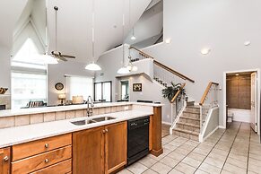 Sunset Waterfront Resort by DKRA