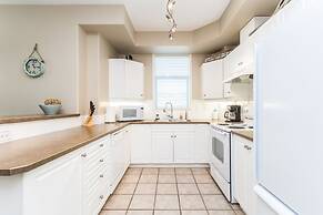 Sunset Waterfront Resort by DKRA