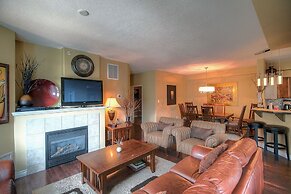 Sunset Waterfront Resort by DKRA