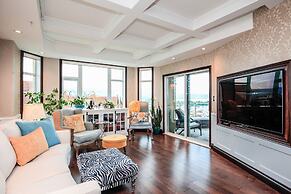 Sunset Waterfront Resort by DKRA