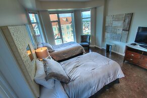 Sunset Waterfront Resort by DKRA