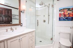 Sunset Waterfront Resort by DKRA