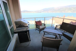 Sunset Waterfront Resort by DKRA