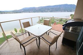 Sunset Waterfront Resort by DKRA