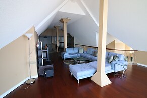 Sunset Waterfront Resort by DKRA