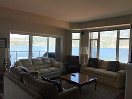 Sunset Waterfront Resort by DKRA