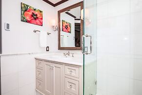 Sunset Waterfront Resort by DKRA