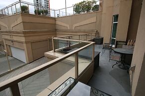 Sunset Waterfront Resort by DKRA