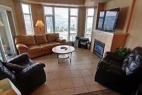 Sunset Waterfront Resort by DKRA