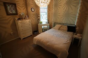 Sunset Waterfront Resort by DKRA