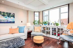 Sunset Waterfront Resort by DKRA