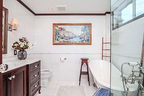 Sunset Waterfront Resort by DKRA