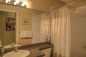 Sunset Waterfront Resort by DKRA