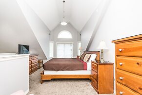 Sunset Waterfront Resort by DKRA