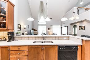 Sunset Waterfront Resort by DKRA