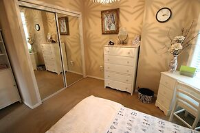 Sunset Waterfront Resort by DKRA