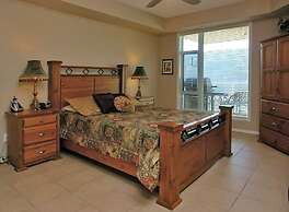 Sunset Waterfront Resort by DKRA