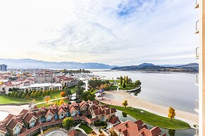 Sunset Waterfront Resort by DKRA