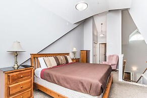 Sunset Waterfront Resort by DKRA