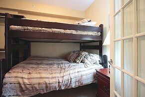 Sunset Waterfront Resort by DKRA