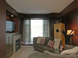 Sunset Waterfront Resort by DKRA