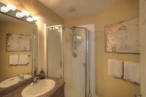 Sunset Waterfront Resort by DKRA