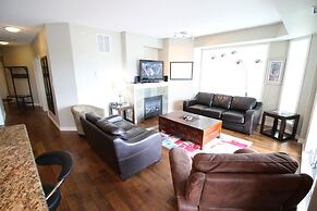 Sunset Waterfront Resort by DKRA