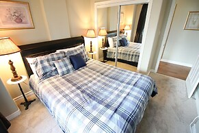 Sunset Waterfront Resort by DKRA