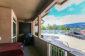 Sunset Waterfront Resort by DKRA