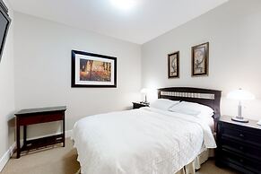 Sunset Waterfront Resort by DKRA