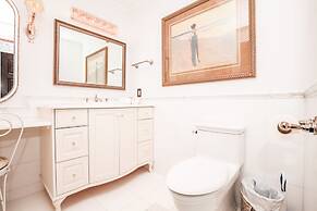 Sunset Waterfront Resort by DKRA