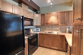 Sunset Waterfront Resort by DKRA