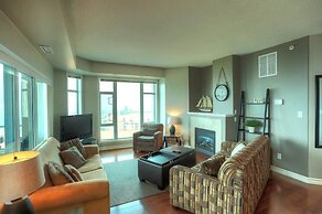 Sunset Waterfront Resort by DKRA