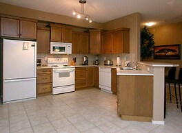 Sunset Waterfront Resort by DKRA