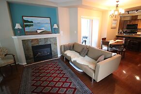 Sunset Waterfront Resort by DKRA