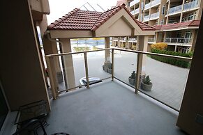 Sunset Waterfront Resort by DKRA